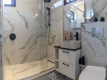 Alto Macul , Moderna , excelente ubicacion, sector cordillerano , totalmente remodelada y espaciosa .