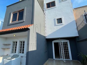 AMPLIA CASA EN VENTA FRAC. PASO REAL