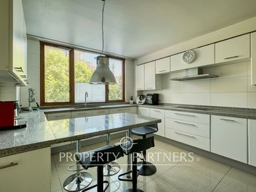 Fabuloso duplex con jardín en excelente sector de Vitacura