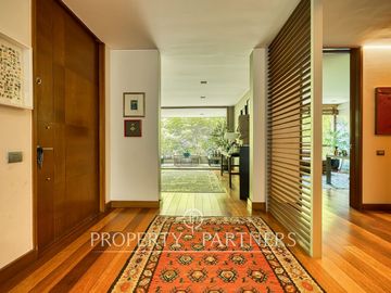 Fabuloso duplex con jardín en excelente sector de Vitacura