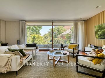Fabuloso duplex con jardín en excelente sector de Vitacura
