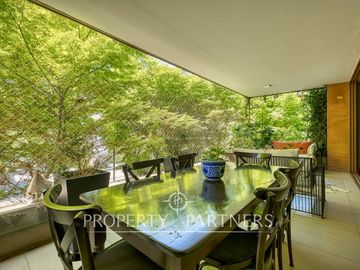 Fabuloso duplex con jardín en excelente sector de Vitacura