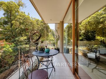 Fabuloso duplex con jardín en excelente sector de Vitacura