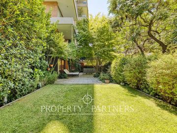 Fabuloso duplex con jardín en excelente sector de Vitacura