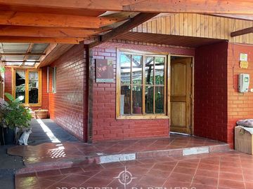 Acogedora casa en sector residencial de Pirque