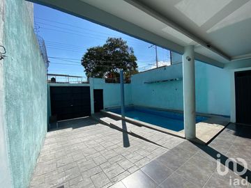 CASA CON ALBERCA EN VENTA EN COLONIA EL RETIRO
