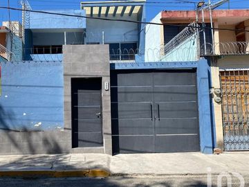 CASA CON ALBERCA EN VENTA EN COLONIA EL RETIRO