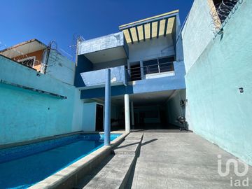 CASA CON ALBERCA EN VENTA EN COLONIA EL RETIRO