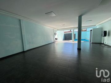 CASA CON ALBERCA EN VENTA EN COLONIA EL RETIRO
