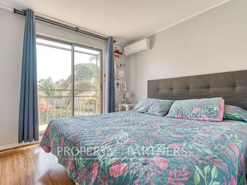 CASA EN VENTA UBICADA EN CONDOMINIO ARBOLEDA DE PEÑALOLÉN.