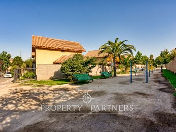 CASA EN VENTA UBICADA EN CONDOMINIO ARBOLEDA DE PEÑALOLÉN.