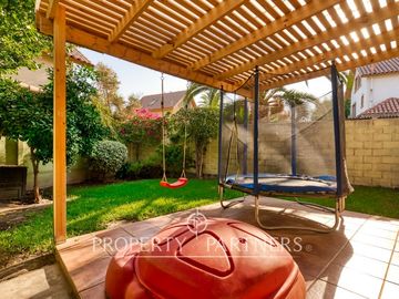 CASA EN VENTA UBICADA EN CONDOMINIO ARBOLEDA DE PEÑALOLÉN.