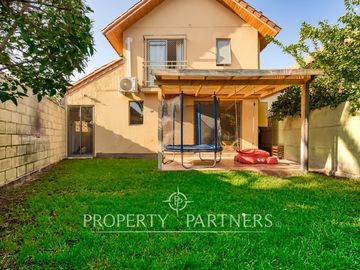 CASA EN VENTA UBICADA EN CONDOMINIO ARBOLEDA DE PEÑALOLÉN.