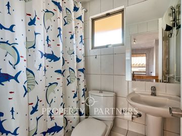 CASA EN VENTA UBICADA EN CONDOMINIO ARBOLEDA DE PEÑALOLÉN.