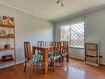 CASA EN VENTA UBICADA EN CONDOMINIO ARBOLEDA DE PEÑALOLÉN.