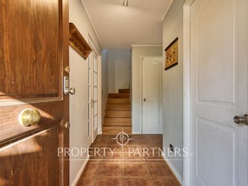 CASA EN VENTA UBICADA EN CONDOMINIO ARBOLEDA DE PEÑALOLÉN.