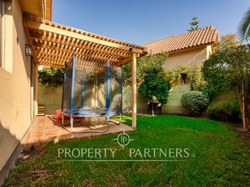 CASA EN VENTA UBICADA EN CONDOMINIO ARBOLEDA DE PEÑALOLÉN.