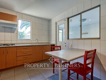 CASA EN VENTA UBICADA EN CONDOMINIO ARBOLEDA DE PEÑALOLÉN.