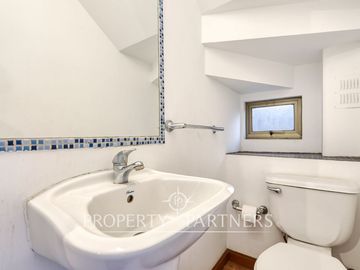 CASA EN VENTA UBICADA EN CONDOMINIO ARBOLEDA DE PEÑALOLÉN.