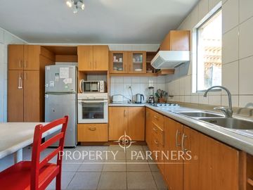 CASA EN VENTA UBICADA EN CONDOMINIO ARBOLEDA DE PEÑALOLÉN.
