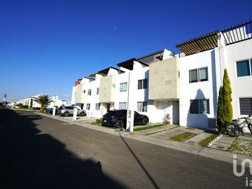 CASA EN VENTA 3 CANTOS ZONA CUAUTLANCINGO, VOLKSWAGEN.