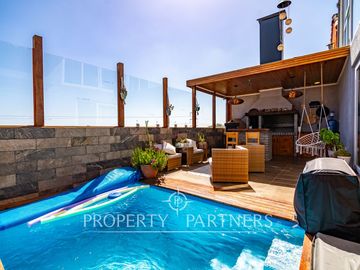 Casa de dos niveles remodelada con espectacular vista a toda la bahía