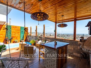 Casa de dos niveles remodelada con espectacular vista a toda la bahía