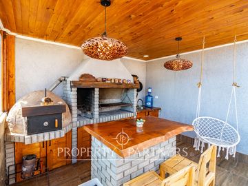 Casa de dos niveles remodelada con espectacular vista a toda la bahía