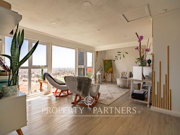 Casa de dos niveles remodelada con espectacular vista a toda la bahía