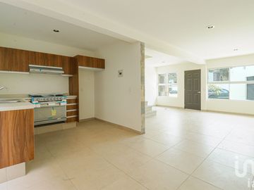 CASA CON ALBERCA  AL SUR DE CUERNAVACA A 10 MINTOS DEL CENTRO DE LA CIUDAD EN  MORELOS