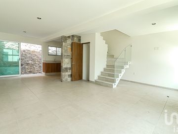 CASA CON ALBERCA  AL SUR DE CUERNAVACA A 10 MINTOS DEL CENTRO DE LA CIUDAD EN  MORELOS