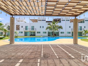 CASA CON ALBERCA  AL SUR DE CUERNAVACA A 10 MINTOS DEL CENTRO DE LA CIUDAD EN  MORELOS
