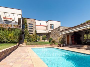 Se vende espectacular casa en Lo Cañas, La Florida.