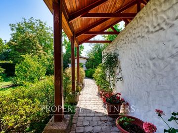 Gran Casa Chilena con excelente jardin y ubicacion en Los Nogales
