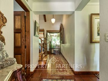 Gran Casa Chilena con excelente jardin y ubicacion en Los Nogales