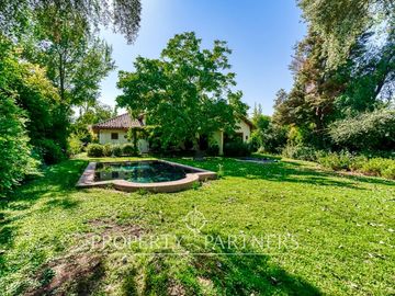 Gran Casa Chilena con excelente jardin y ubicacion en Los Nogales