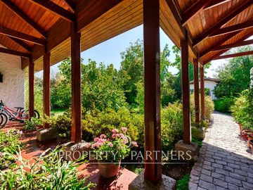 Gran Casa Chilena con excelente jardin y ubicacion en Los Nogales