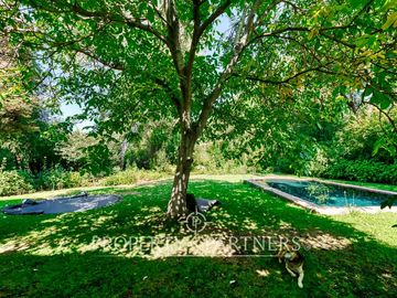 Gran Casa Chilena con excelente jardin y ubicacion en Los Nogales