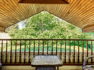 Gran Casa Chilena con excelente jardin y ubicacion en Los Nogales