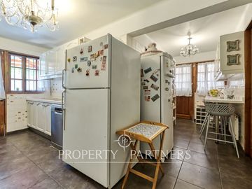 Gran Casa Chilena con excelente jardin y ubicacion en Los Nogales