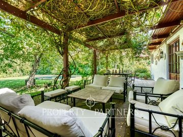 Gran Casa Chilena con excelente jardin y ubicacion en Los Nogales