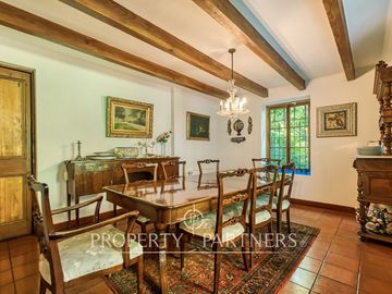 Gran Casa Chilena con excelente jardin y ubicacion en Los Nogales