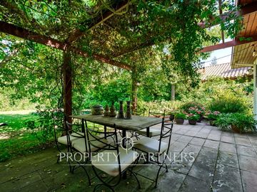 Gran Casa Chilena con excelente jardin y ubicacion en Los Nogales