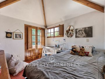 Gran Casa Chilena con excelente jardin y ubicacion en Los Nogales