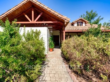 Gran Casa Chilena con excelente jardin y ubicacion en Los Nogales