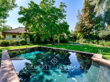 Gran Casa Chilena con excelente jardin y ubicacion en Los Nogales