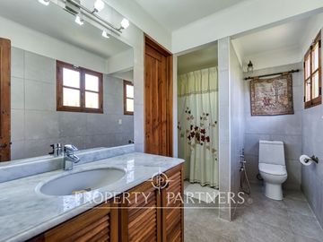 Gran Casa Chilena con excelente jardin y ubicacion en Los Nogales