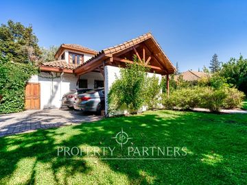 Gran Casa Chilena con excelente jardin y ubicacion en Los Nogales