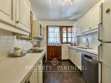 Gran Casa Chilena con excelente jardin y ubicacion en Los Nogales