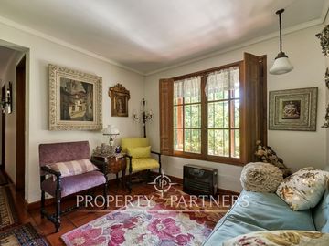 Gran Casa Chilena con excelente jardin y ubicacion en Los Nogales